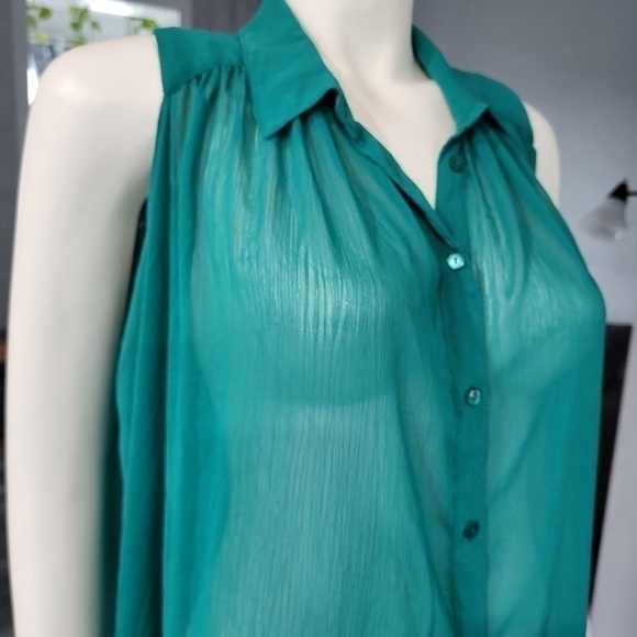 GAP - Sleeveless Green button down Shirt - Picture 5 of 9